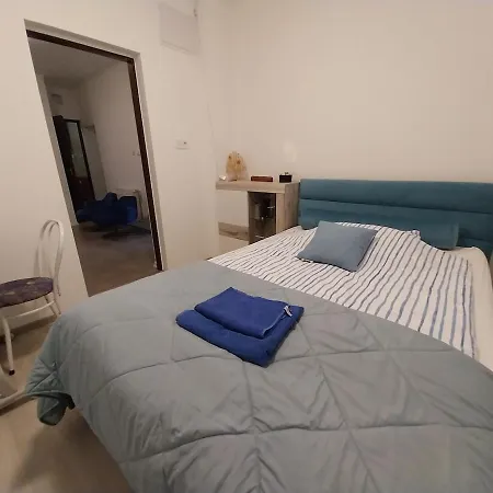 Azure Gazde/Camere de închiriat